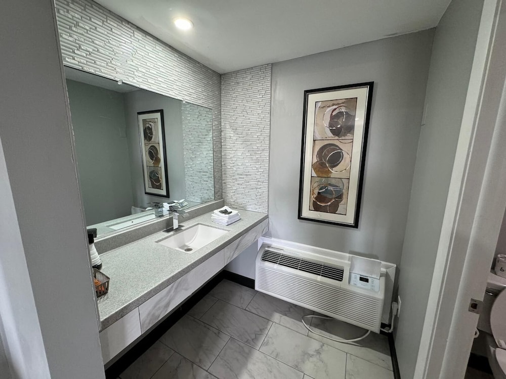 Super 8 by Wyndham Hazleton 33/33