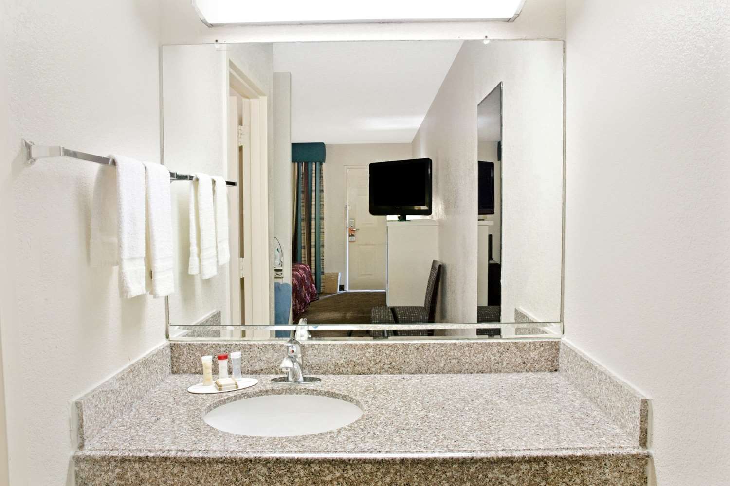 Howard Johnson by Wyndham Houston Heights/Downtown 23/23