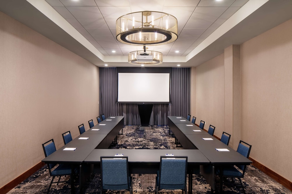 Hampton Inn Boston Seaport District 48/64