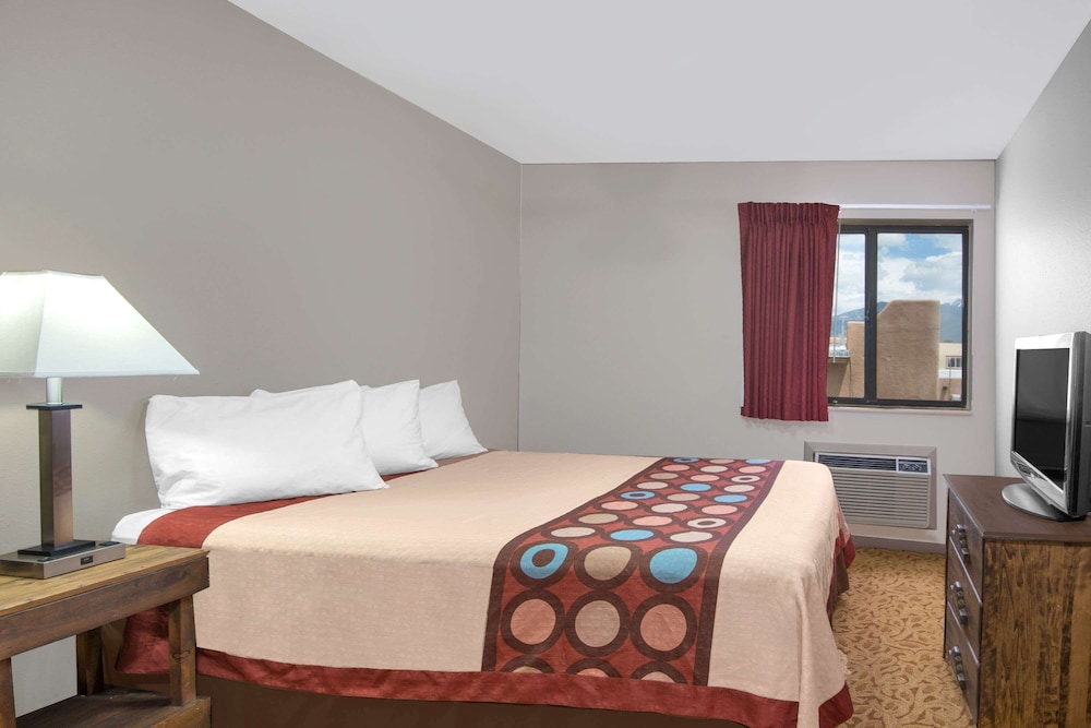 Super 8 by Wyndham Taos 9/33