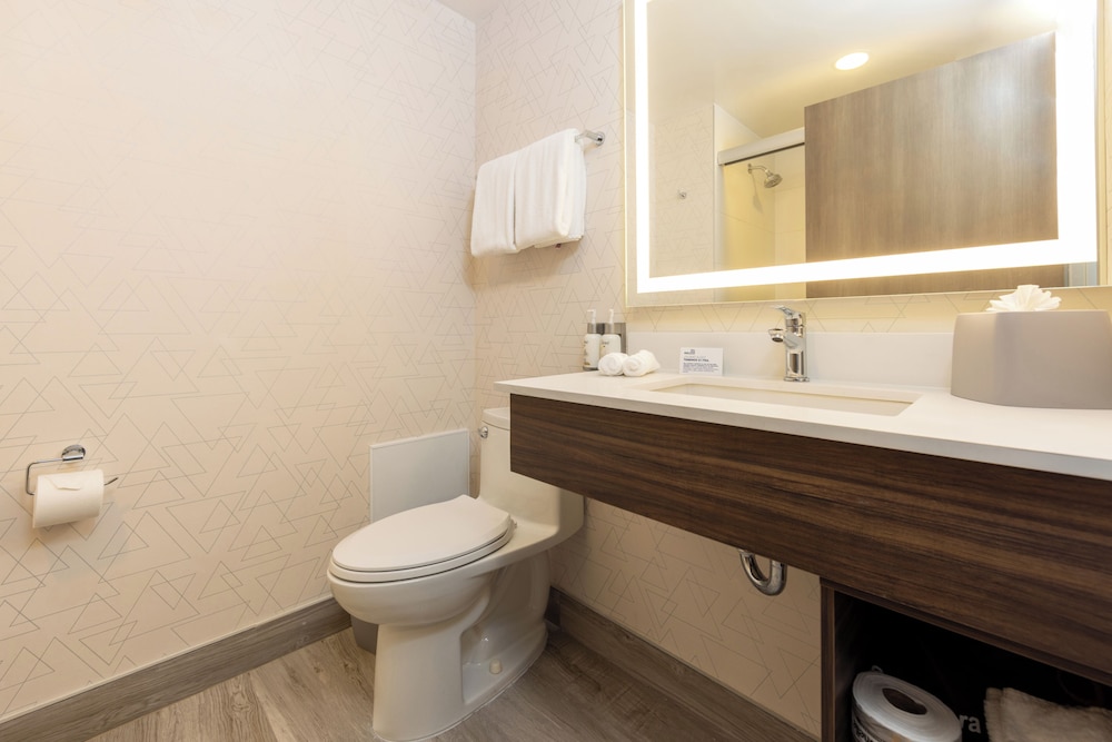 Suite, 2 Queen Beds, Lagoon View 2/5