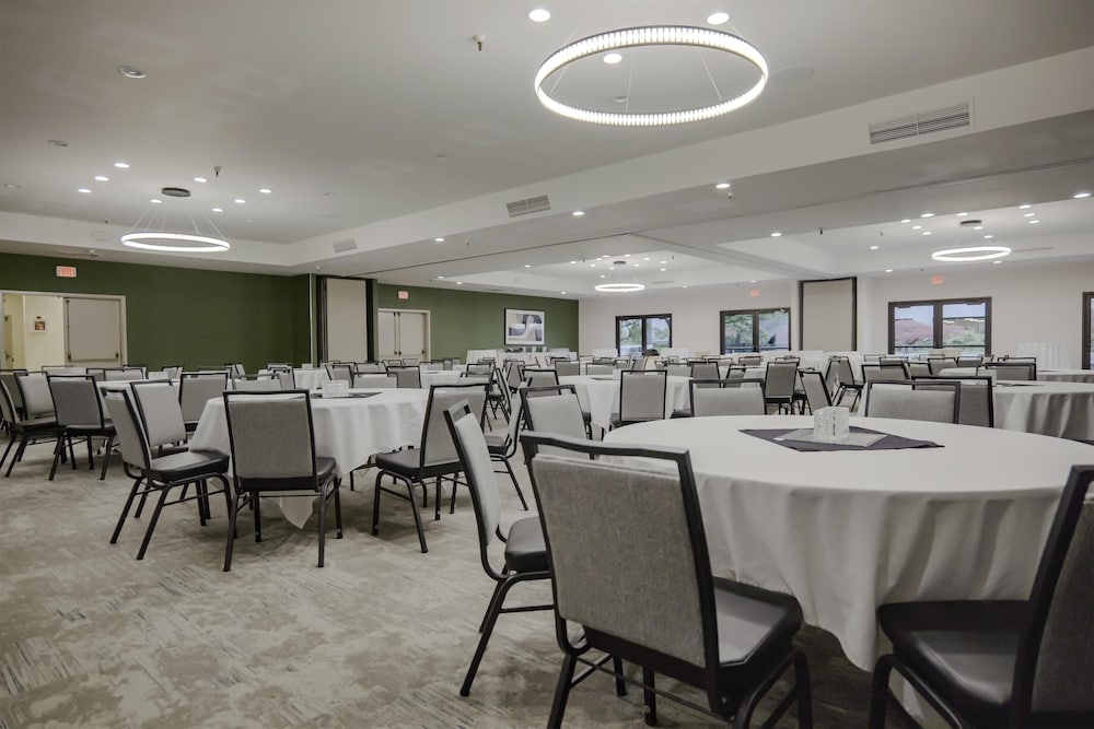 Monarch Hotel And Conference Center 50/59