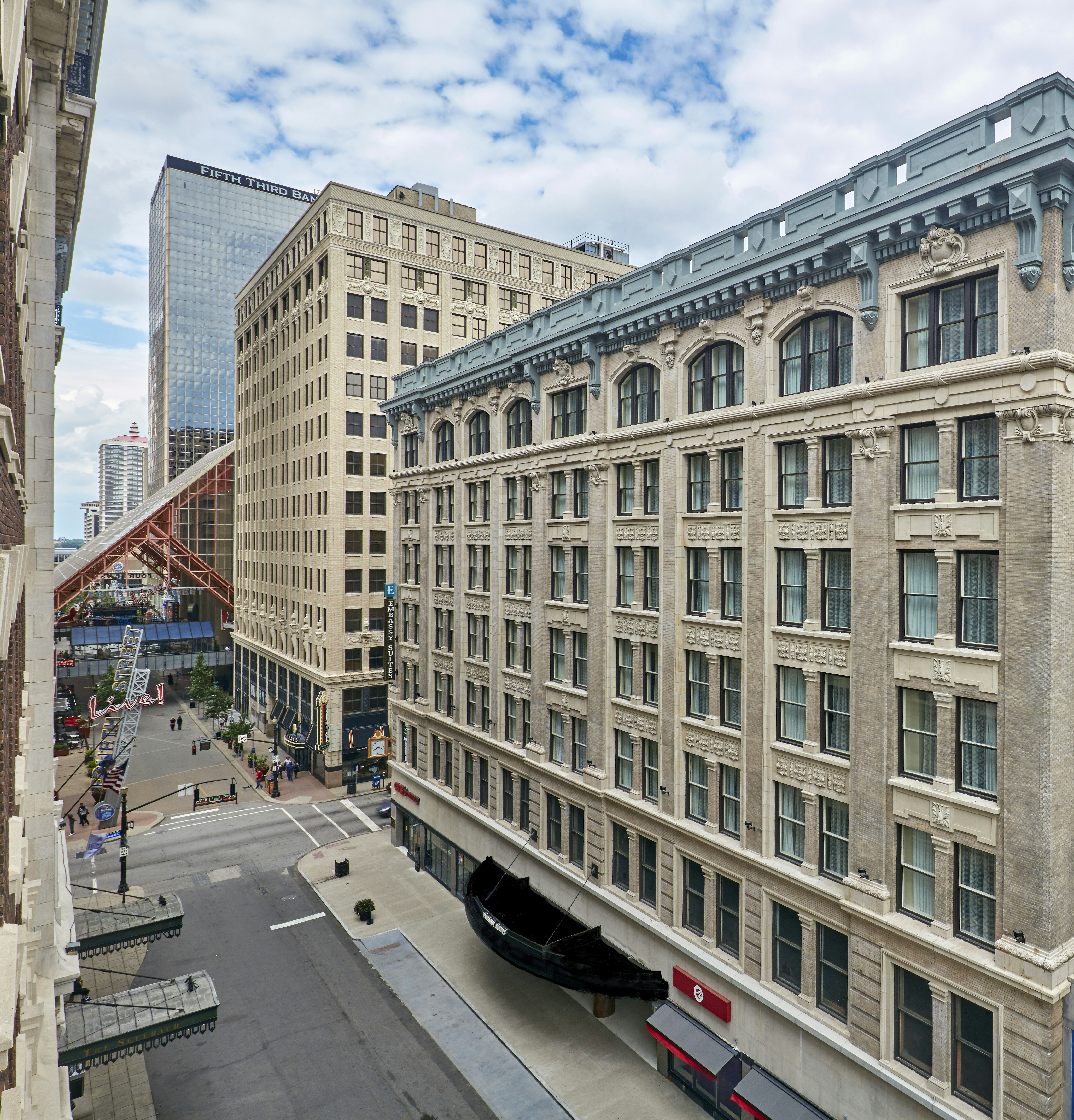 Embassy Suites Louisville Downtown 81/87