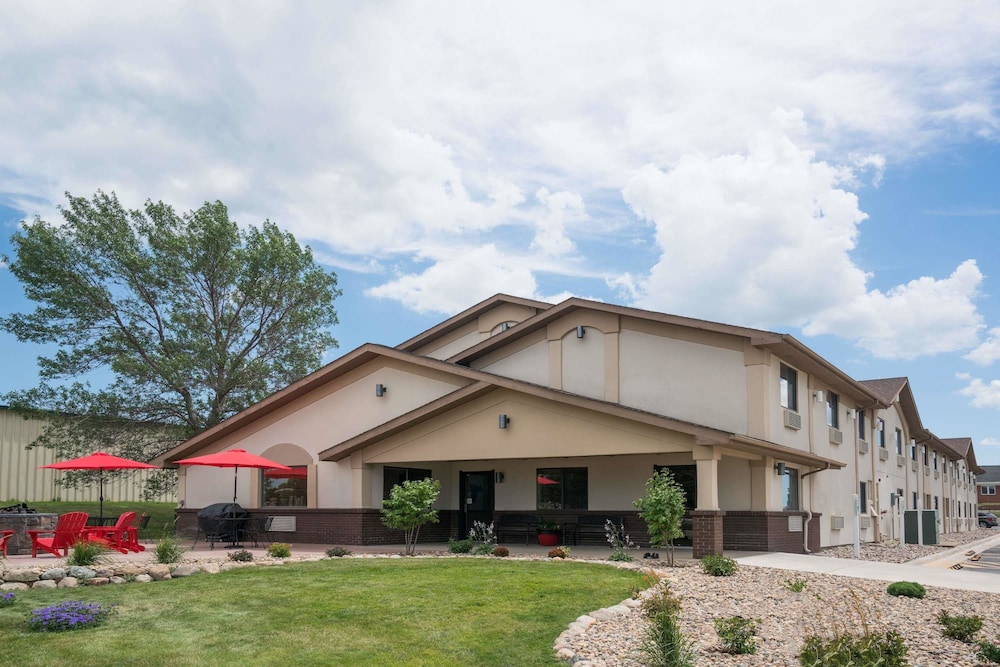 Super 8 by Wyndham Spirit Lake/Okoboji 6/41