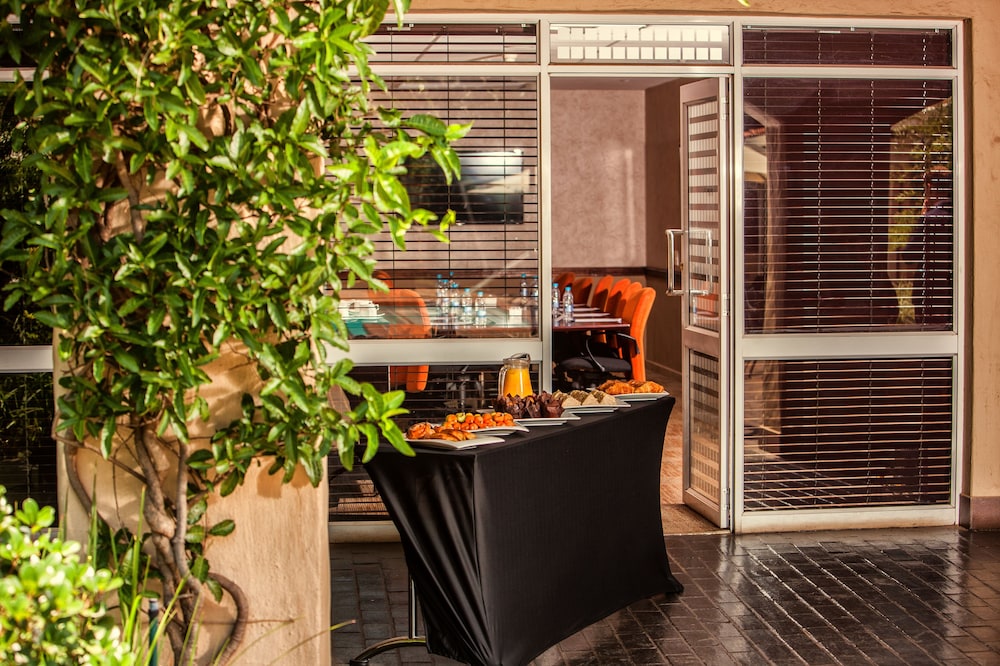 Garden Court Or Tambo International Airport 6/50