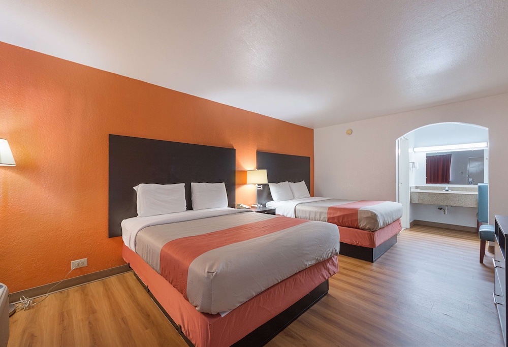 Motel6 San Antonio, TX - I-10 West 26/55
