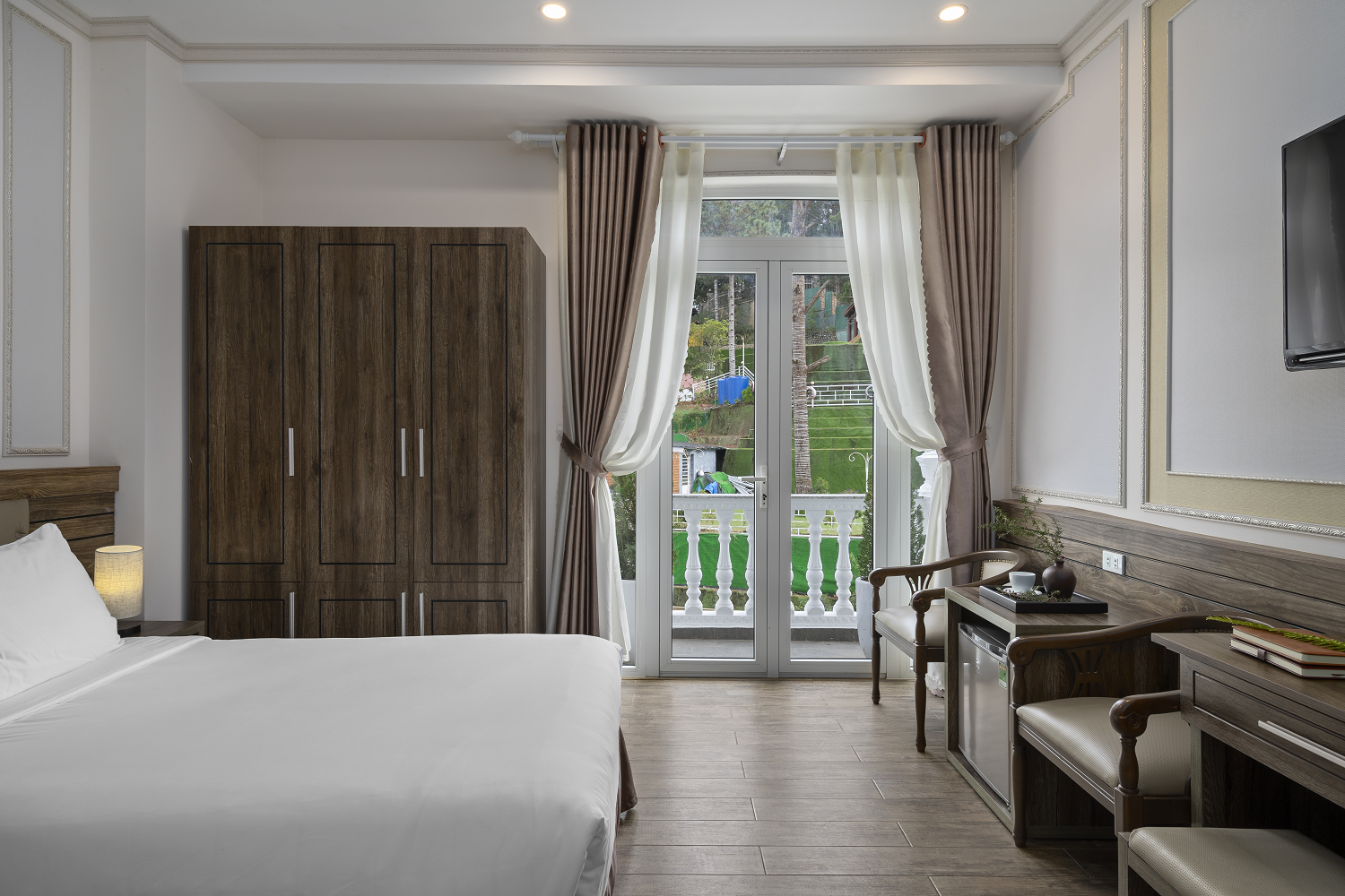 Deluxe, Twin Beds, Street View