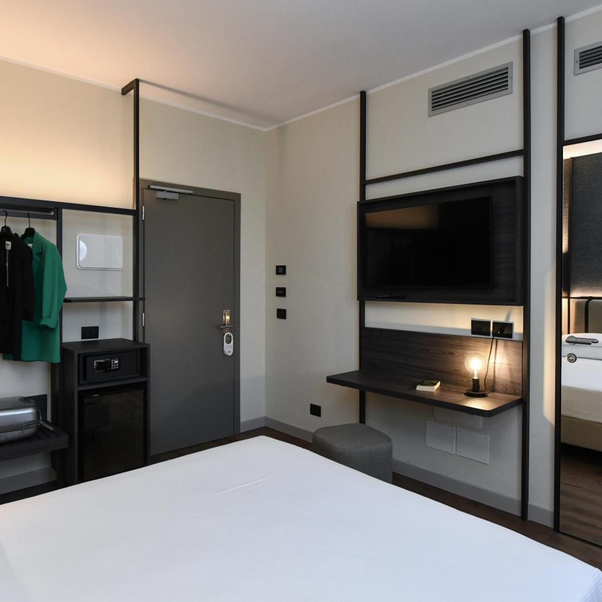 SUPERIOR, DOUBLE OR TWIN BED