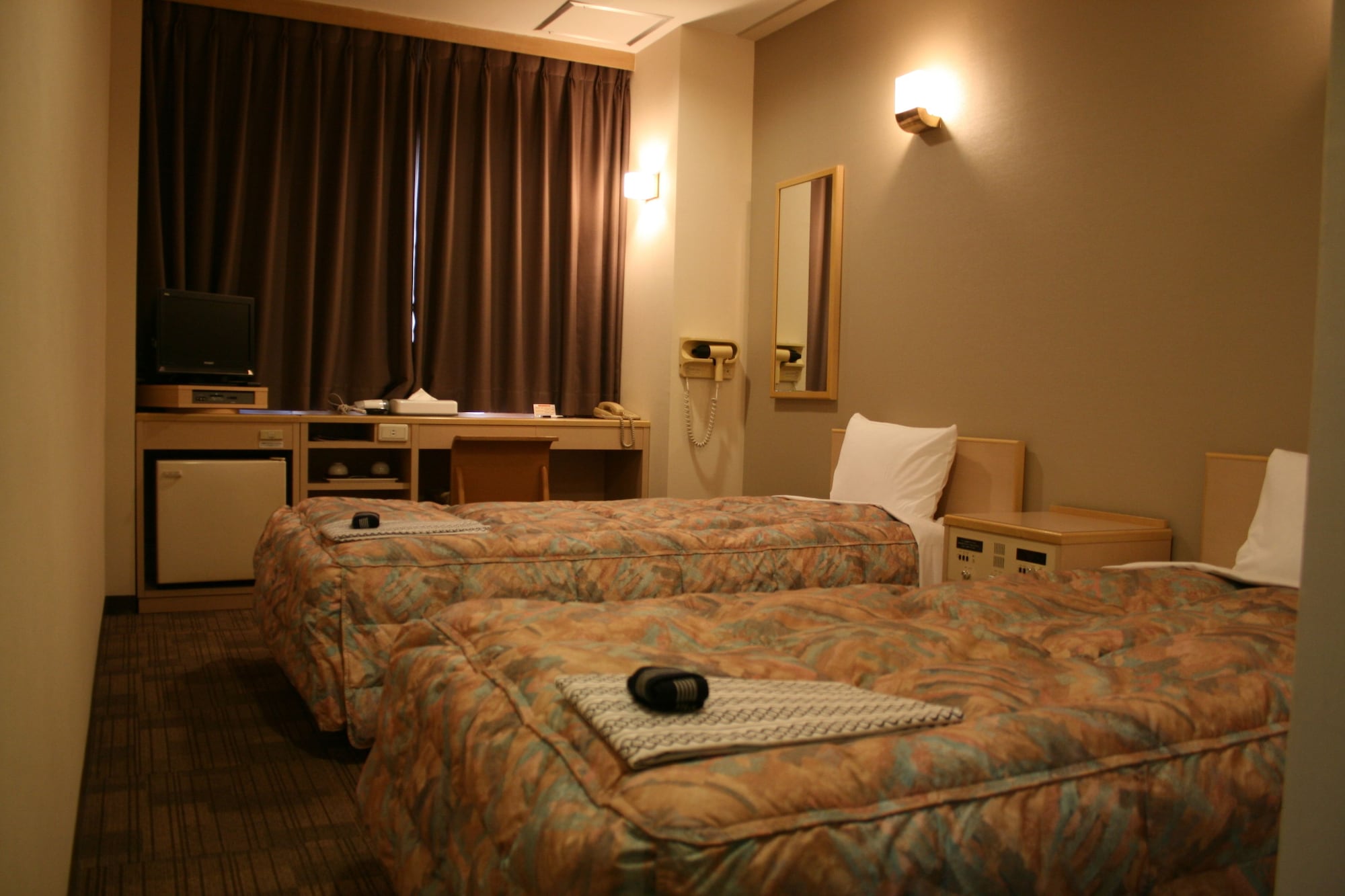 ROOM, TWIN BEDS