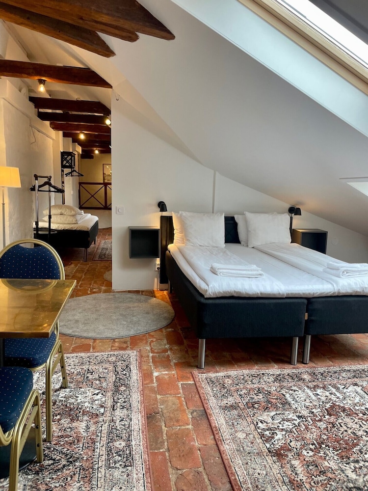 DELUXE, SUITE