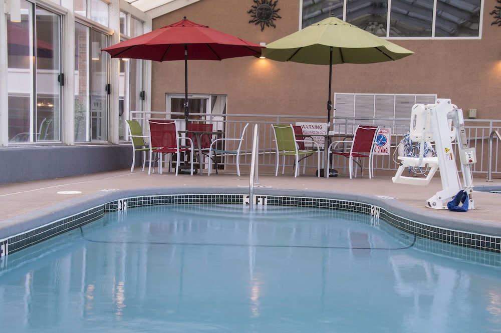 Lamplighter Inn Suites North 11/25