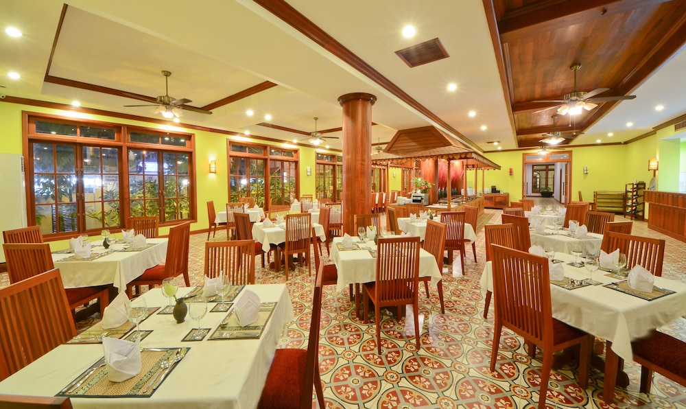 Royal Crown Hotel & Spa 65/70