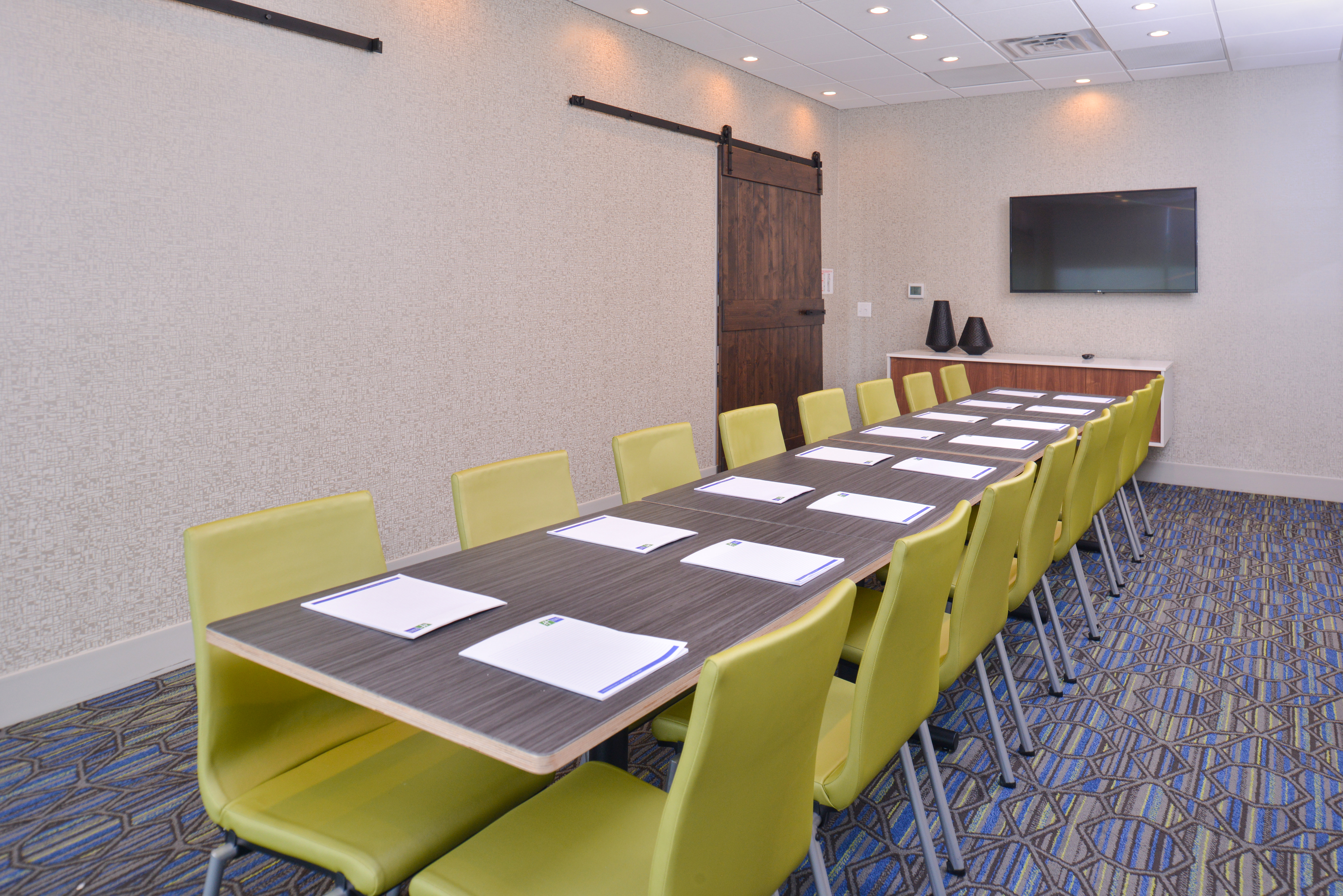 Holiday Inn Express & Suites OMAHA AIRPORT 55/64