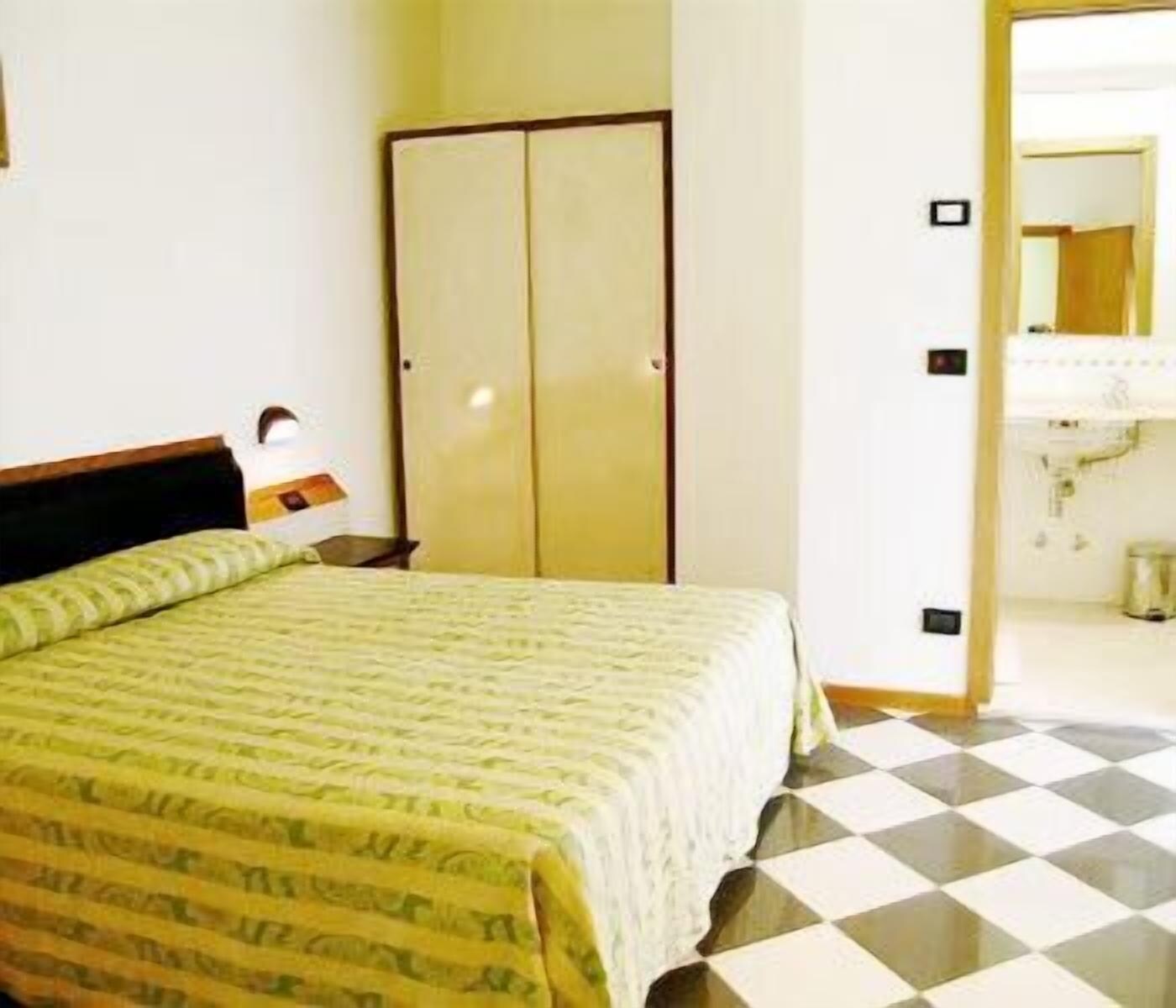 ROOM, DOUBLE BED