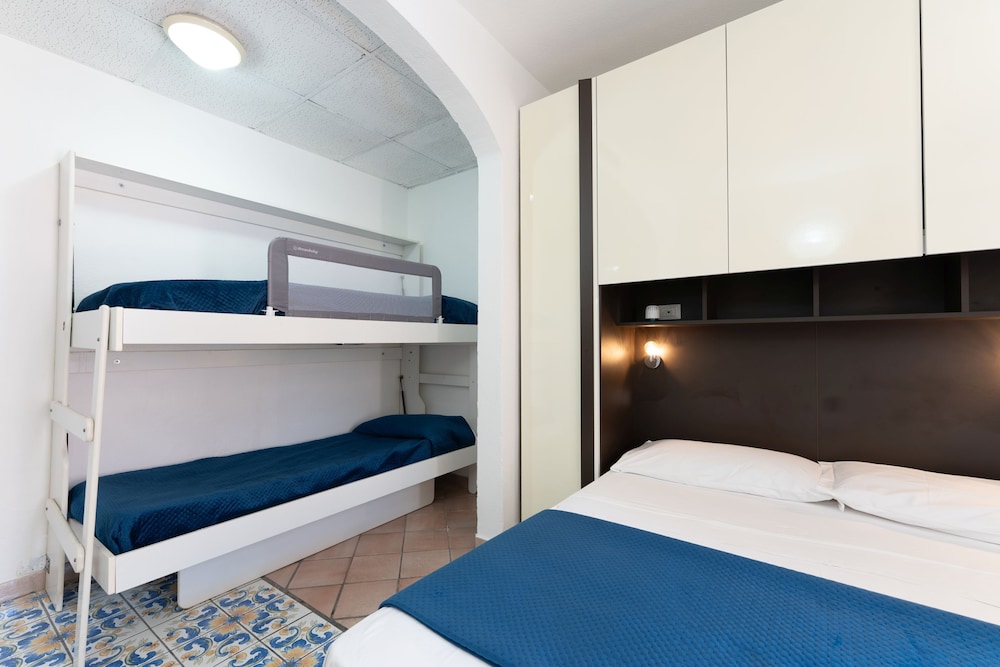 Room, Quadruple, 2 Murphy Beds
