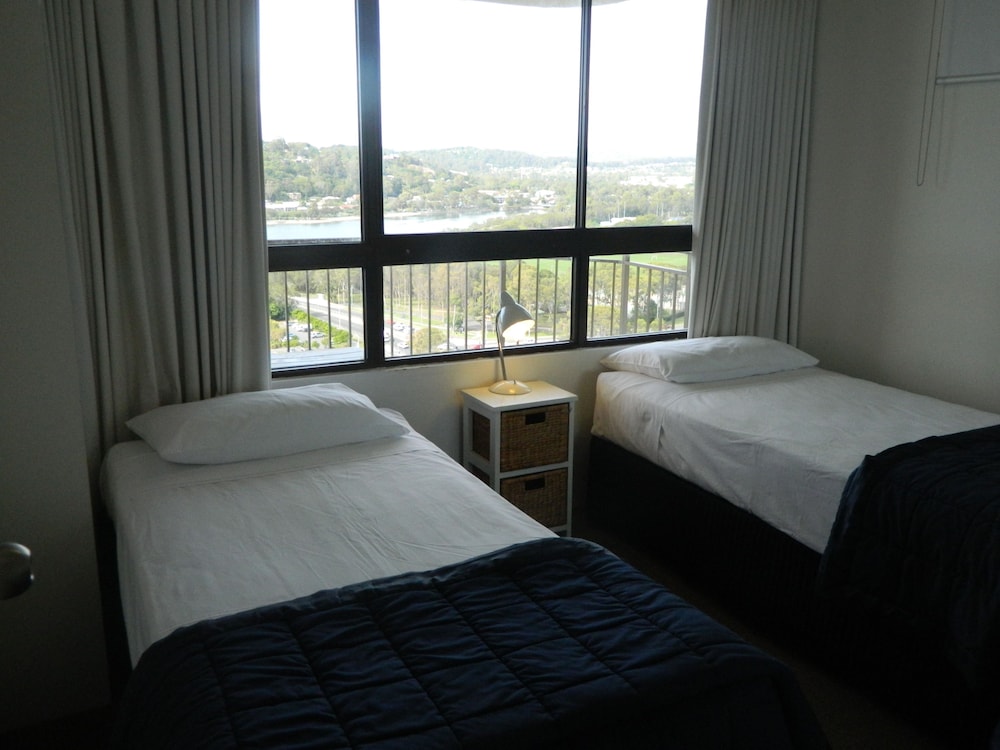 ROYAL PALM RESORT 22/80
