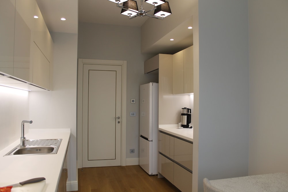 GARLON RESIDENCE 11/56