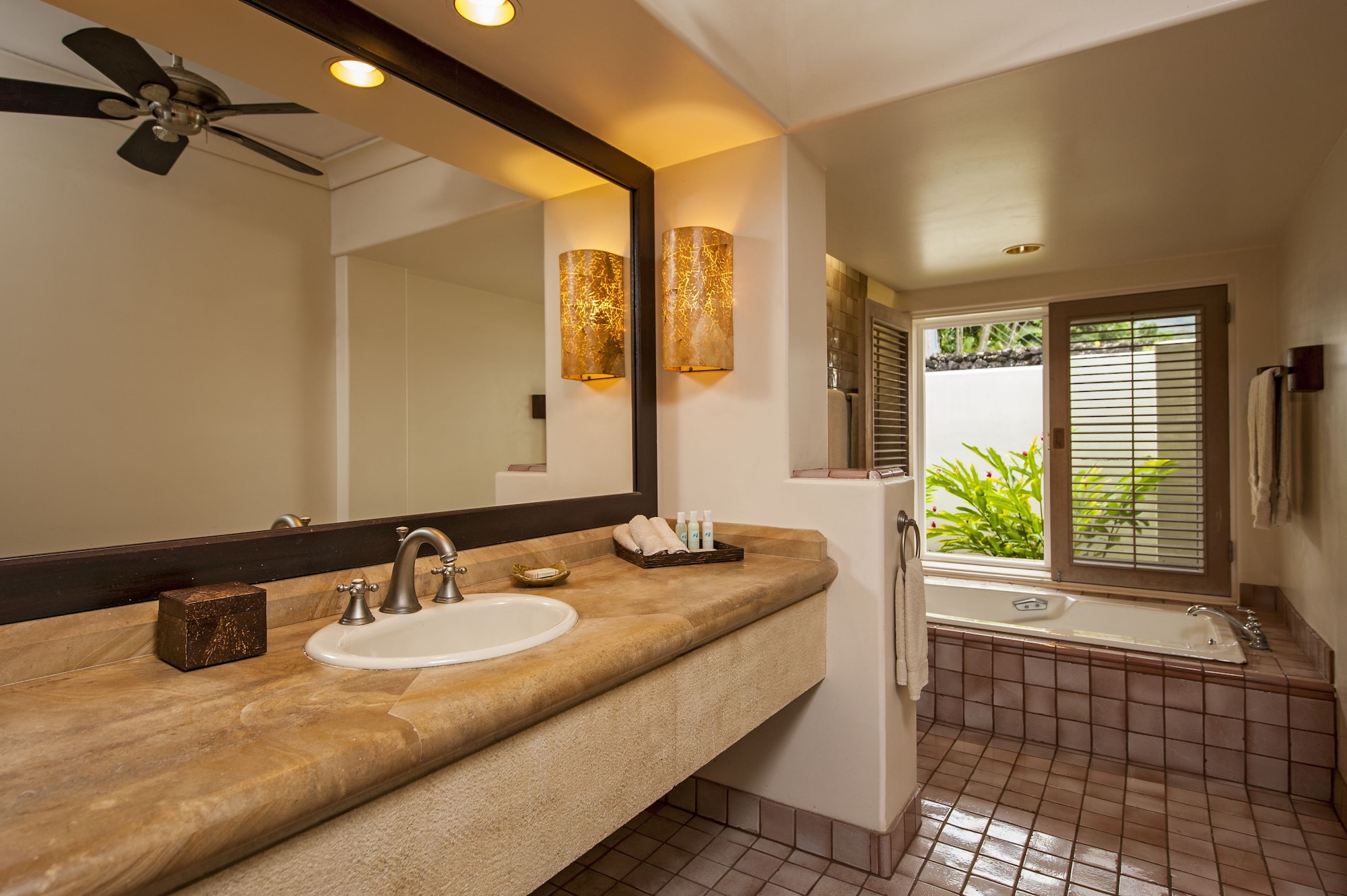 SUITE, KING BED, GARDEN VIEW