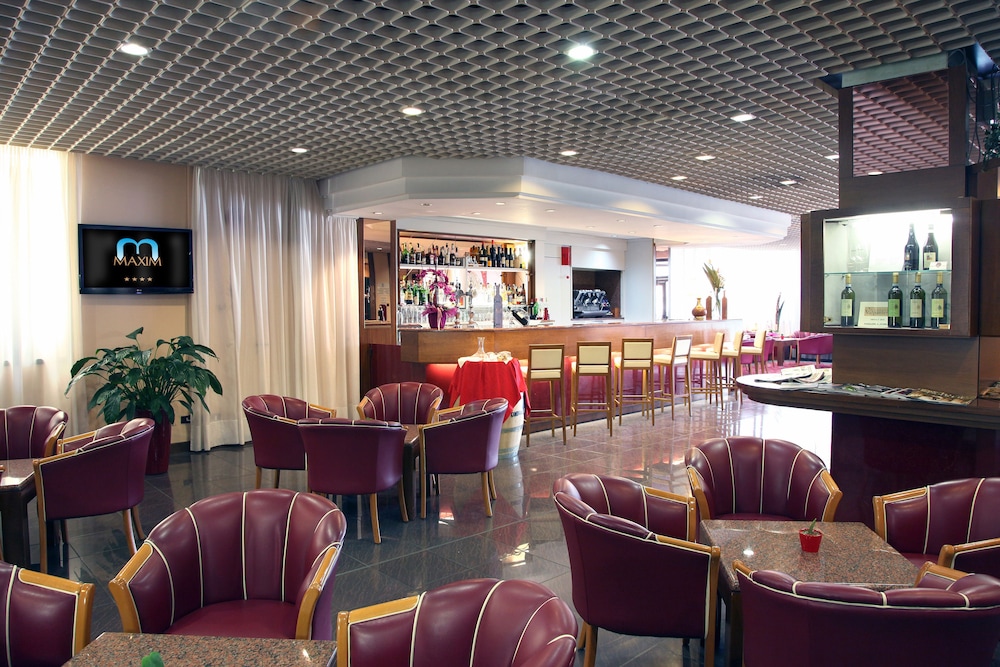Maxim Hotel 8/70