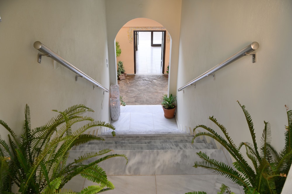 Avra Hotel 40/44