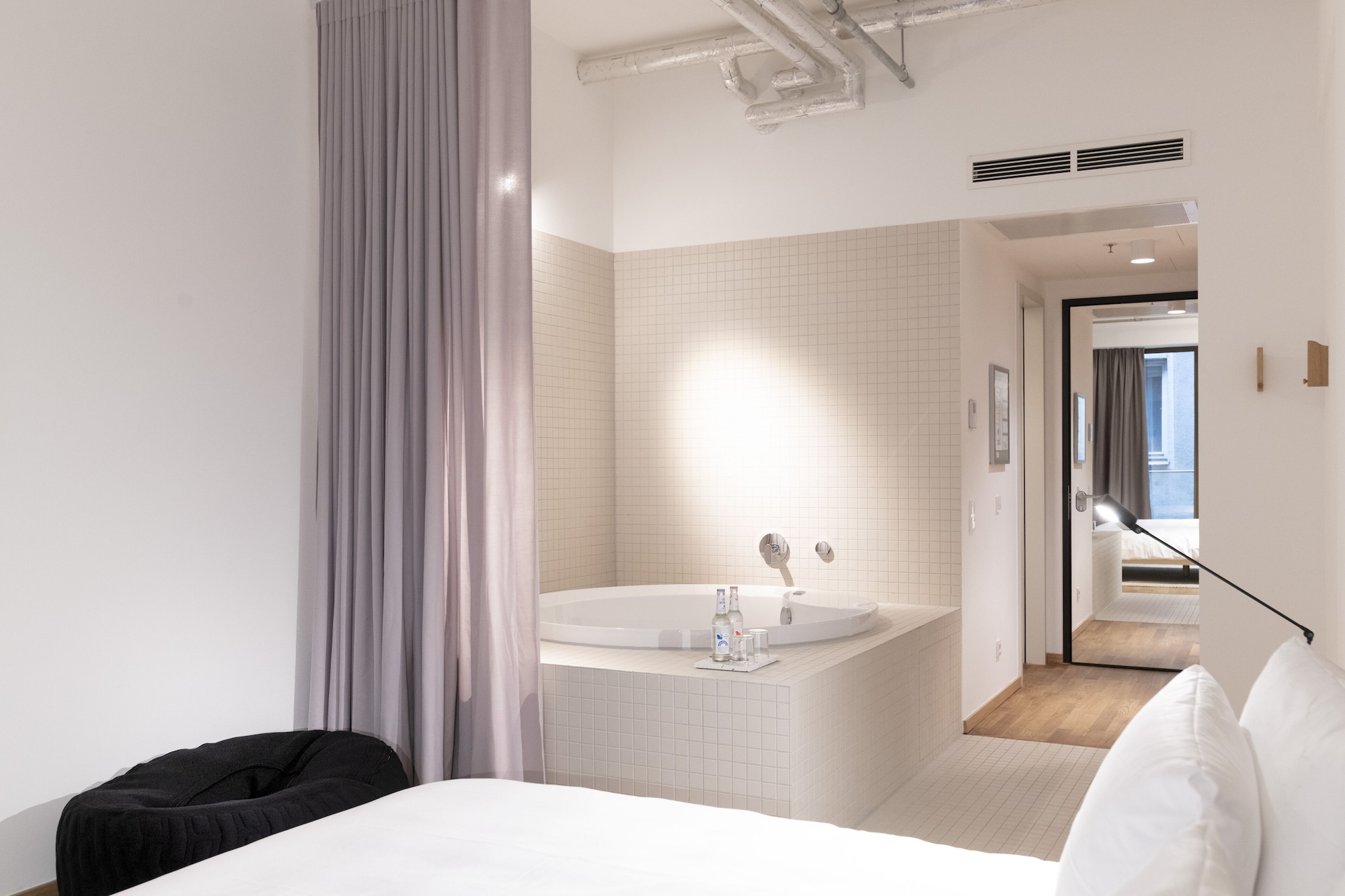 DOWNTOWN, JETTED TUB