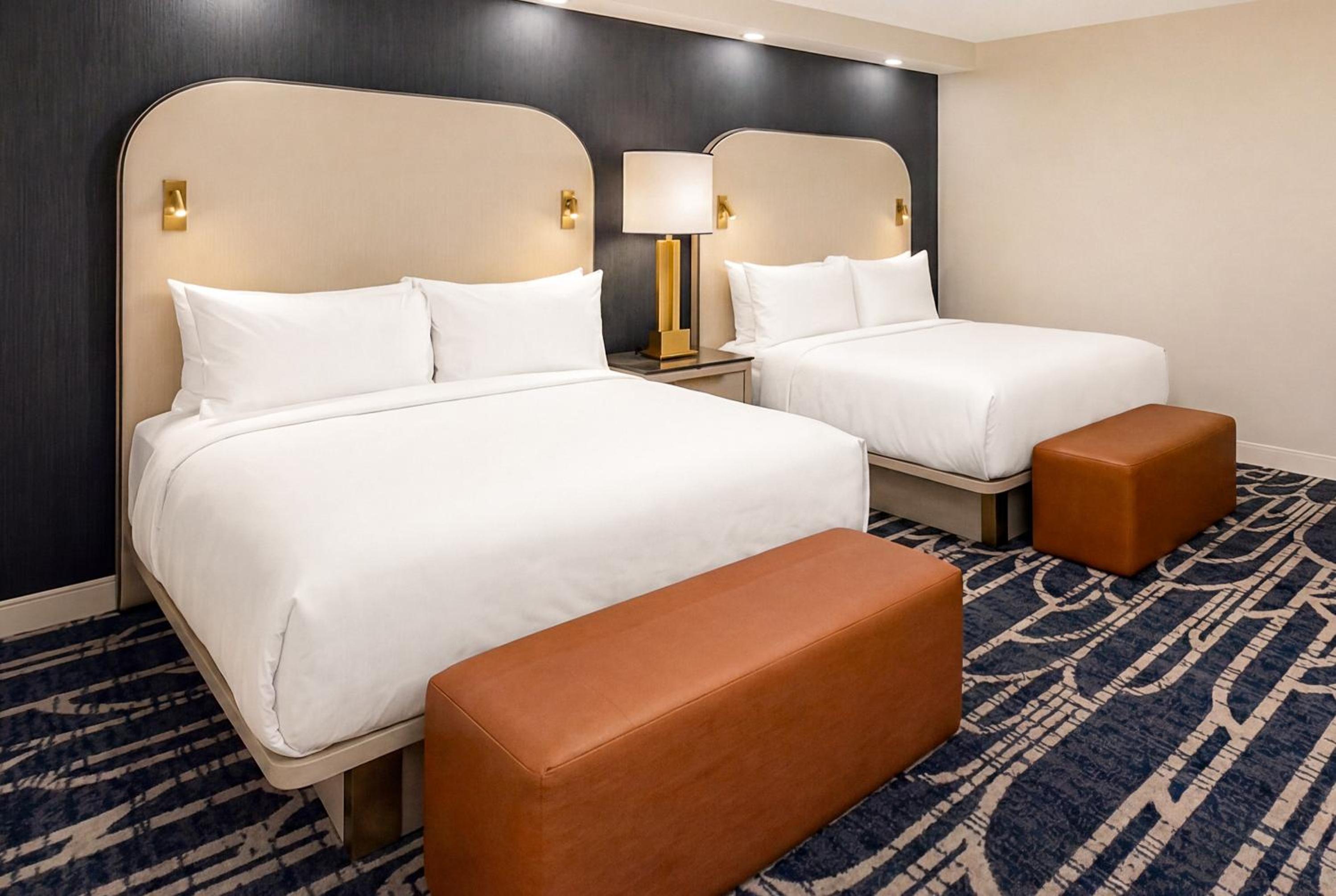 Premium, Suite, 4 Beds, Falls View, 2 Bathrooms، Embassy Suites By Hilton Niagara Falls Fallsview 2/3