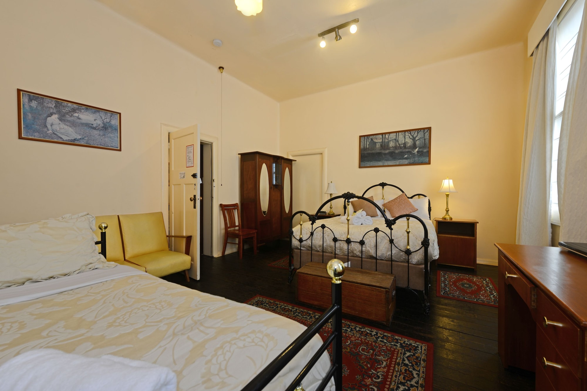 1 BEDROOM, EXECUTIVE, SUITE, BATHTUB