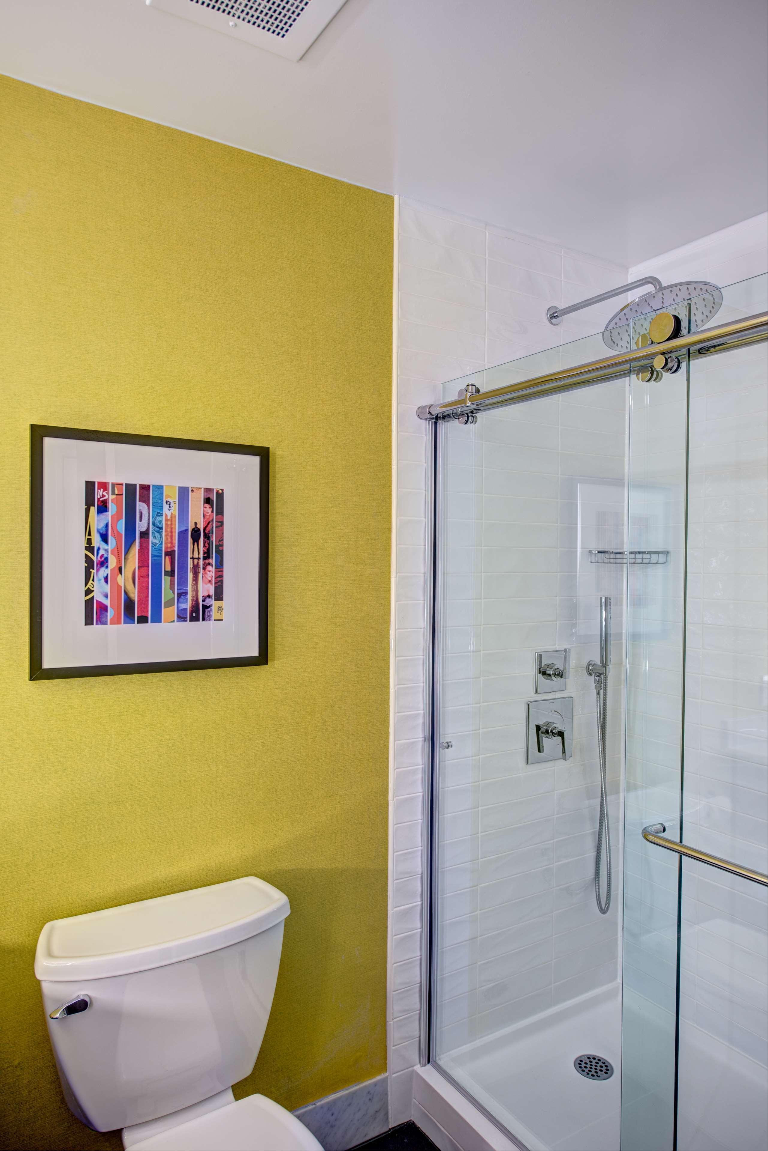 Room, 2 Queen Beds, Partial Water or Skyline View، Hilton Motif Seattle 7/8