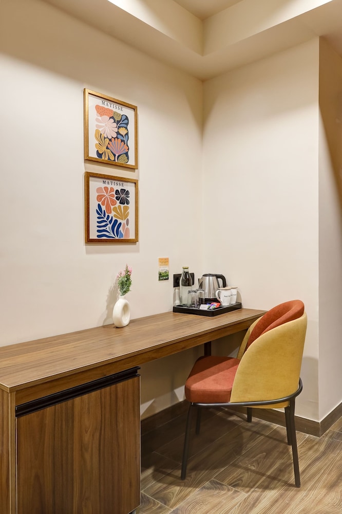 Saltstayz Premier Sector 42 - Golf Course Road 53/62