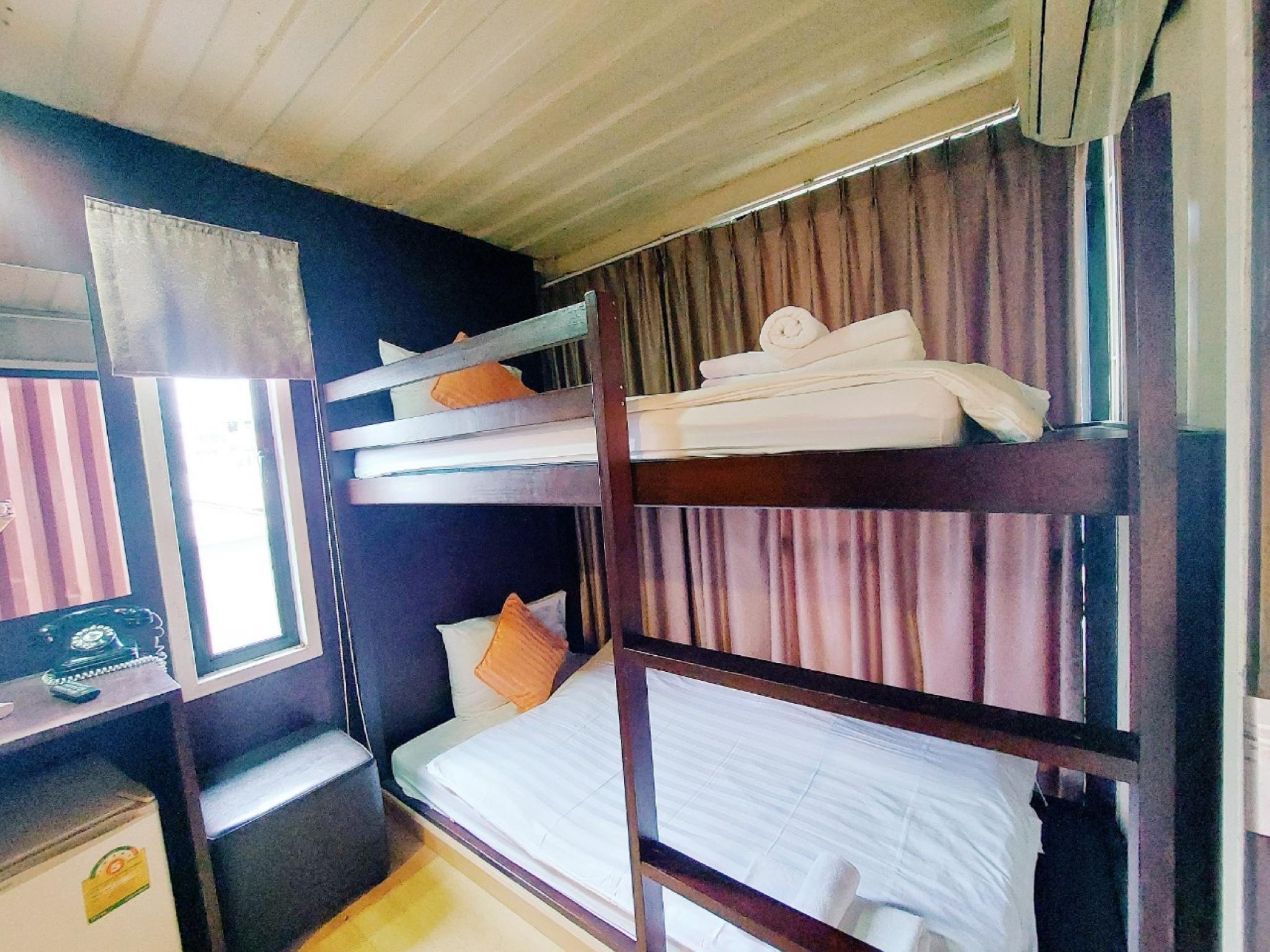 Mini, Twin Beds