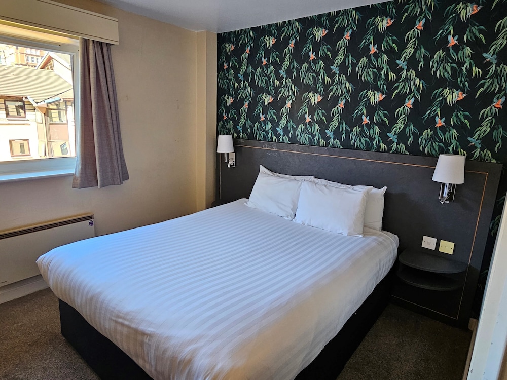 Pendulum Hotel 27/68