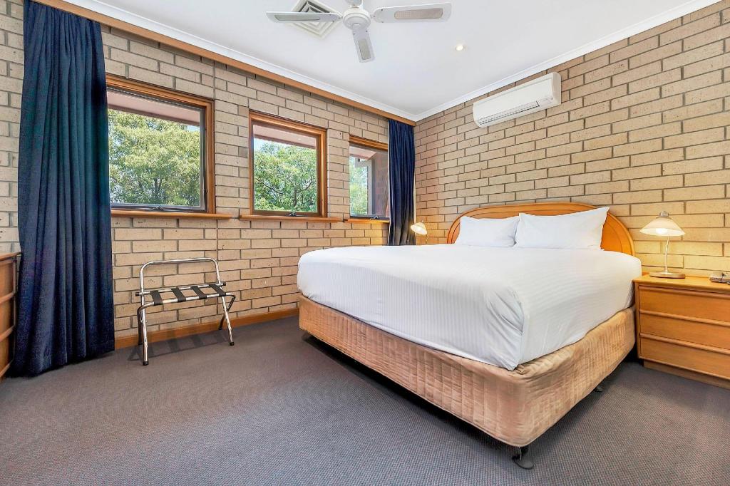 UPGRADE, SUITE, 3 BEDS, QUEEN BED