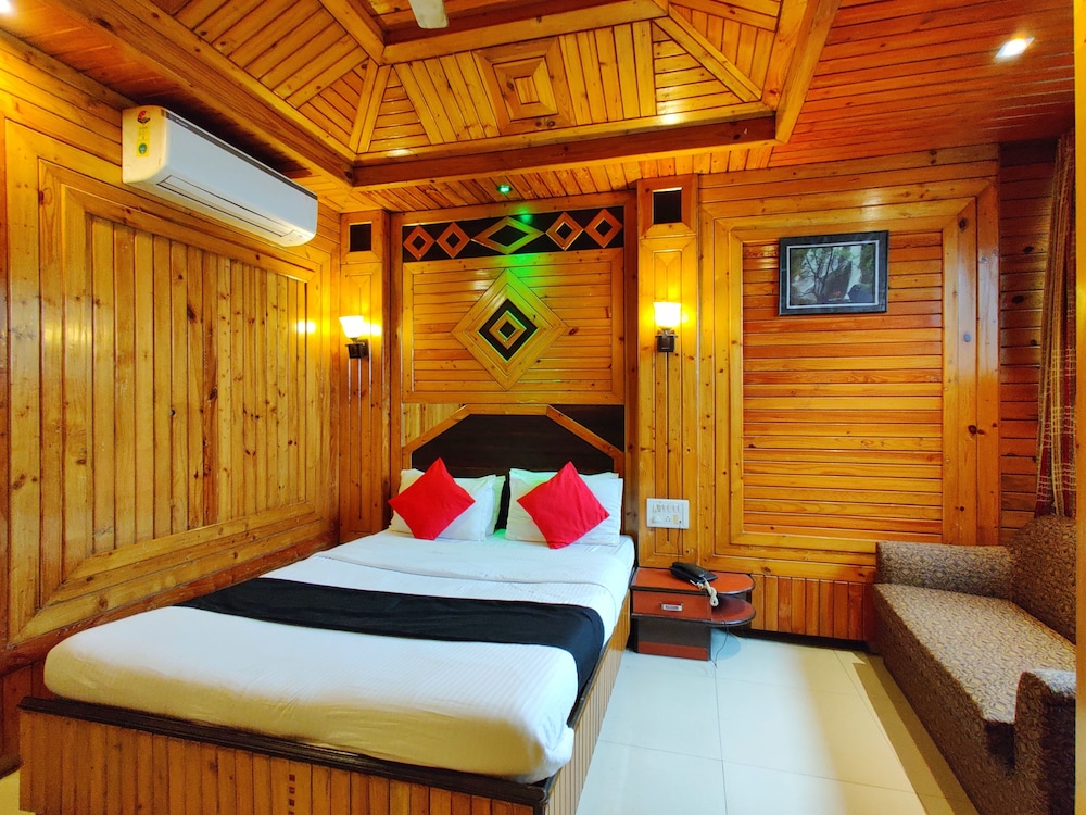 غرفة قياسية رباعية بسرير كوين، Hotel Pratap Heritage 4/8