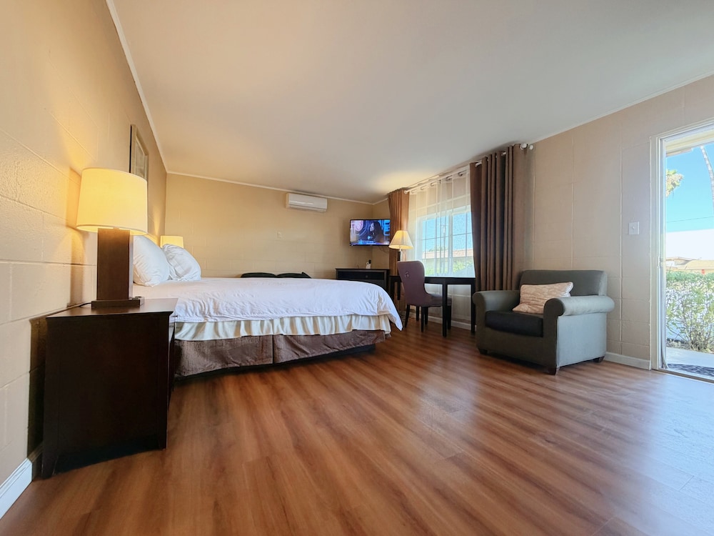 Royal Inn and Suites 15/42