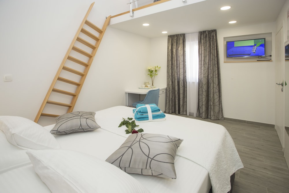 Deluxe, Queen Bed, Shared Terrace، Central Old Town Rooms 9/10