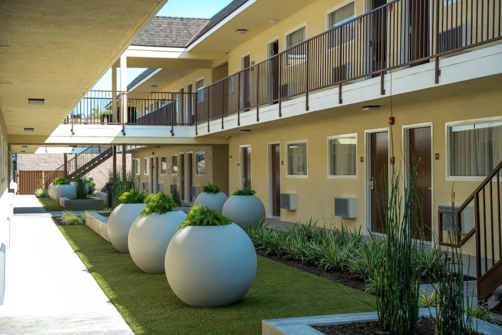 Lemon Heights Inn 49/58