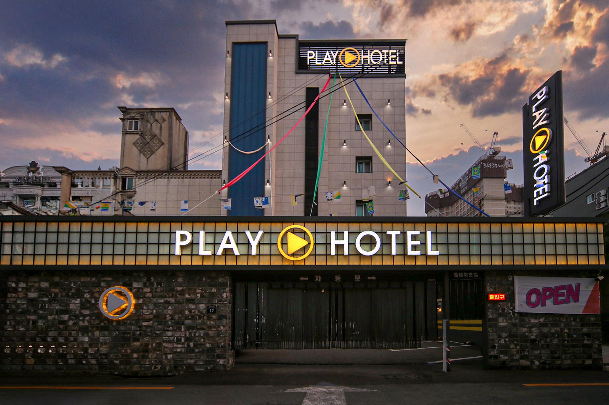 Play Hotel 12/76