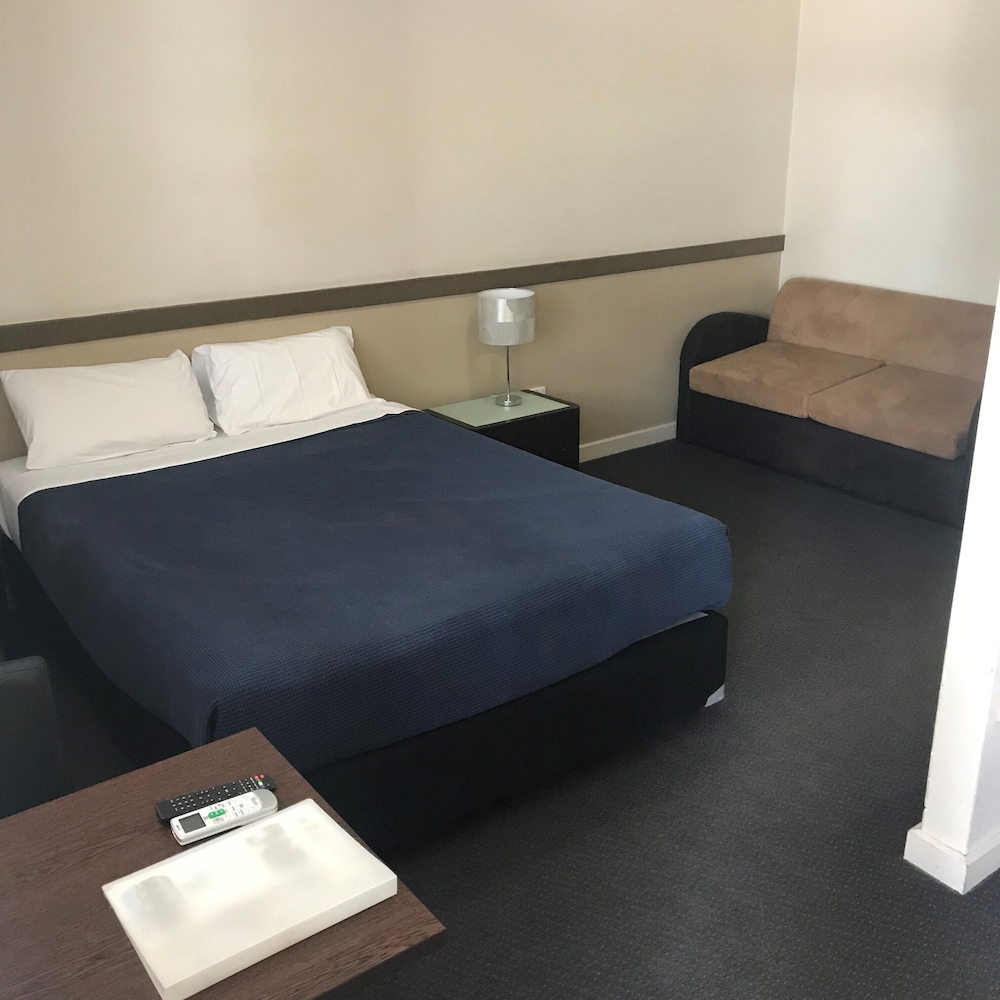 HIGHLANDER HOTEL 21/51