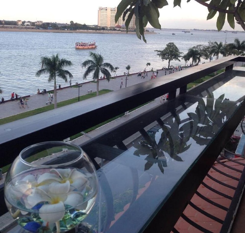 New Season Riverside Hotel 32/46