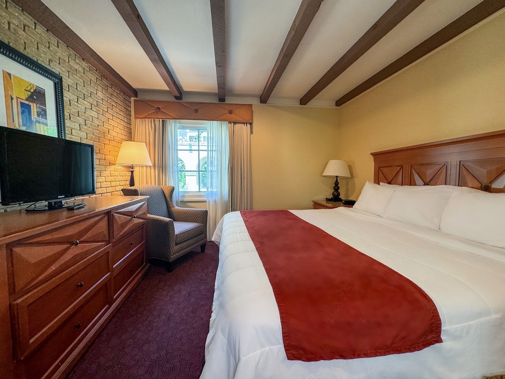 SUITE, KING BED, SOFA