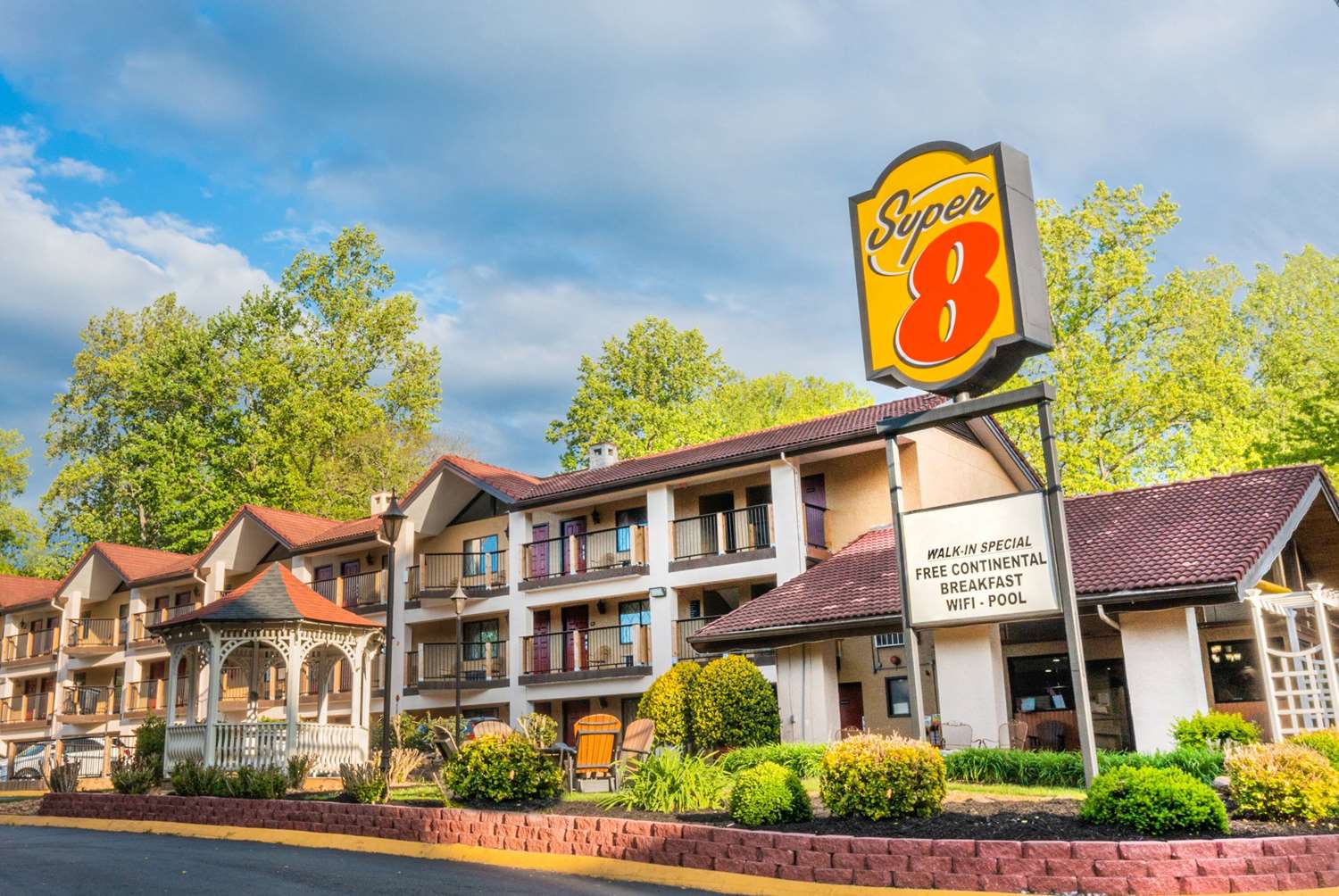 Super 8 by Wyndham Downtown Gatlinburg at Convention Center 2/23