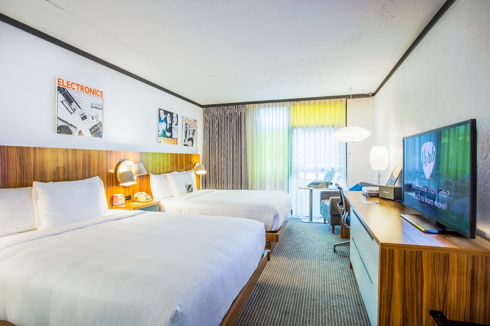 Room, 2 Queen Beds, Pool View