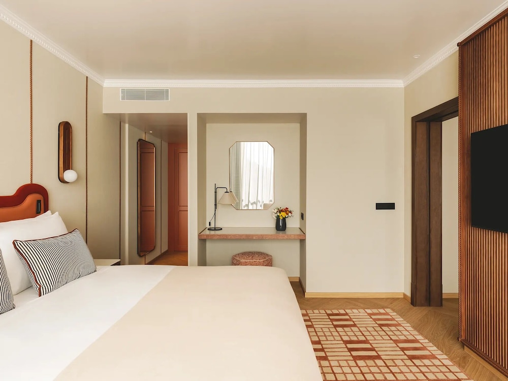 EIXAMPLE, SUITE