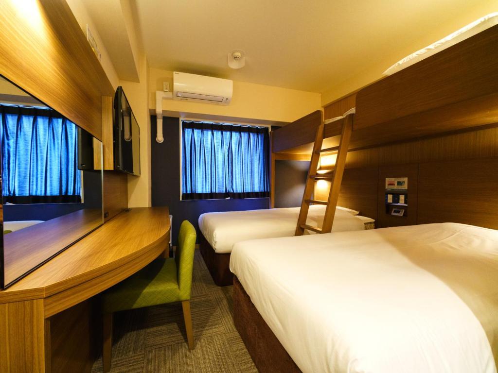Room, Triple