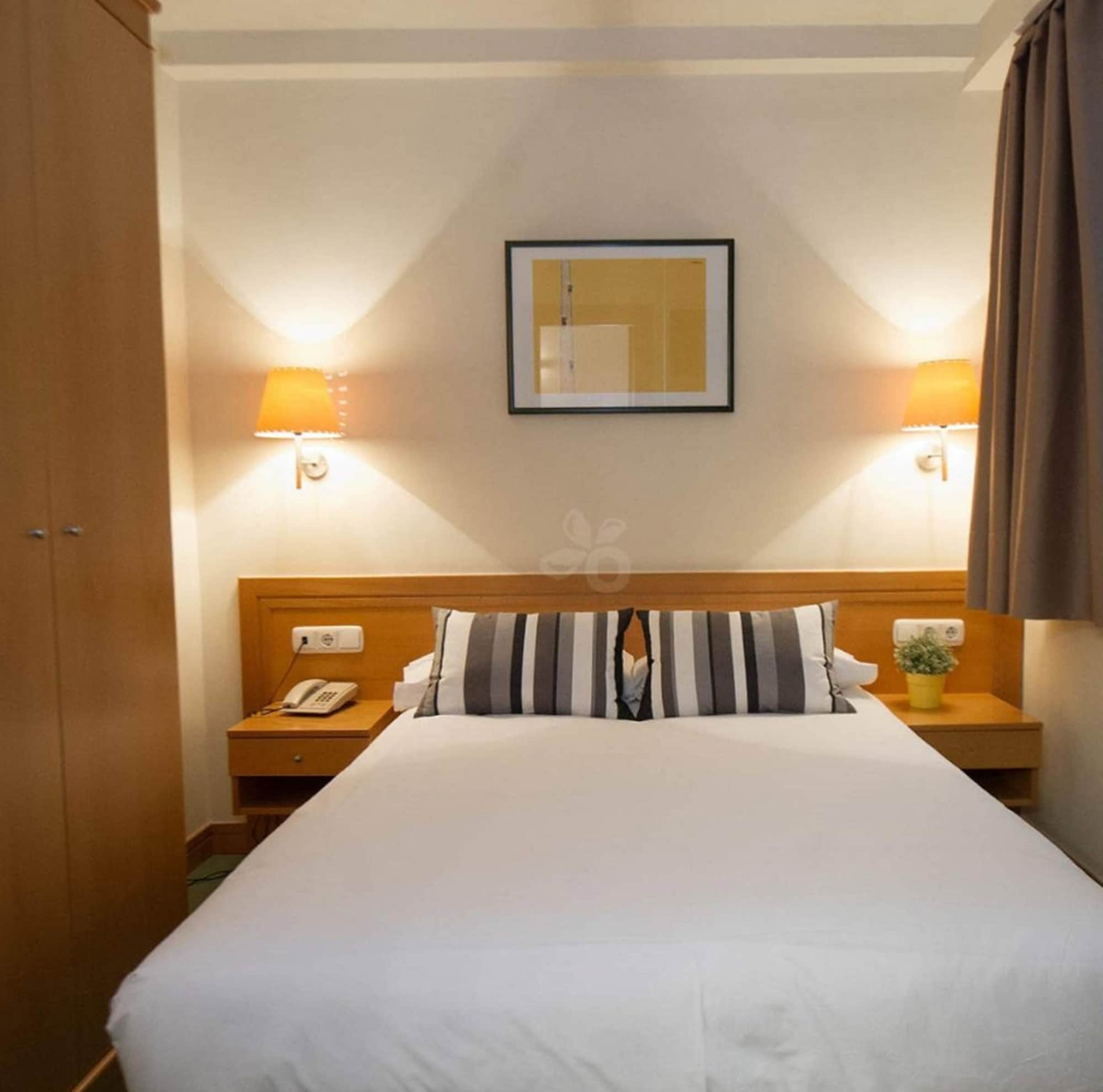ROOM, SINGLE