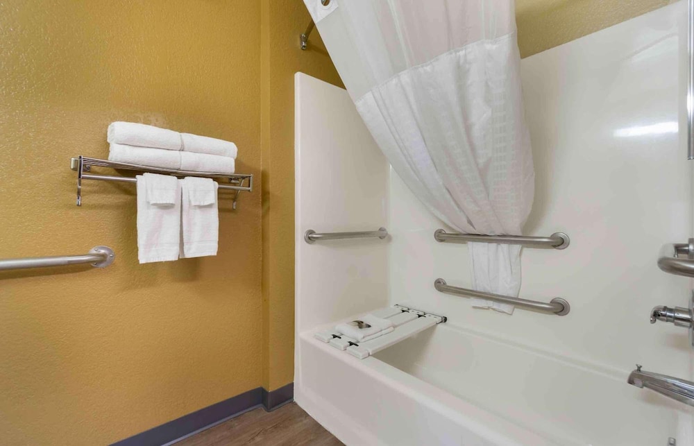 غرفة عصرية بسرير كوين بمطبخ للمدخنين لذوي الإعاقة، Studio 6 Suites Seattle Kent WA 7/8