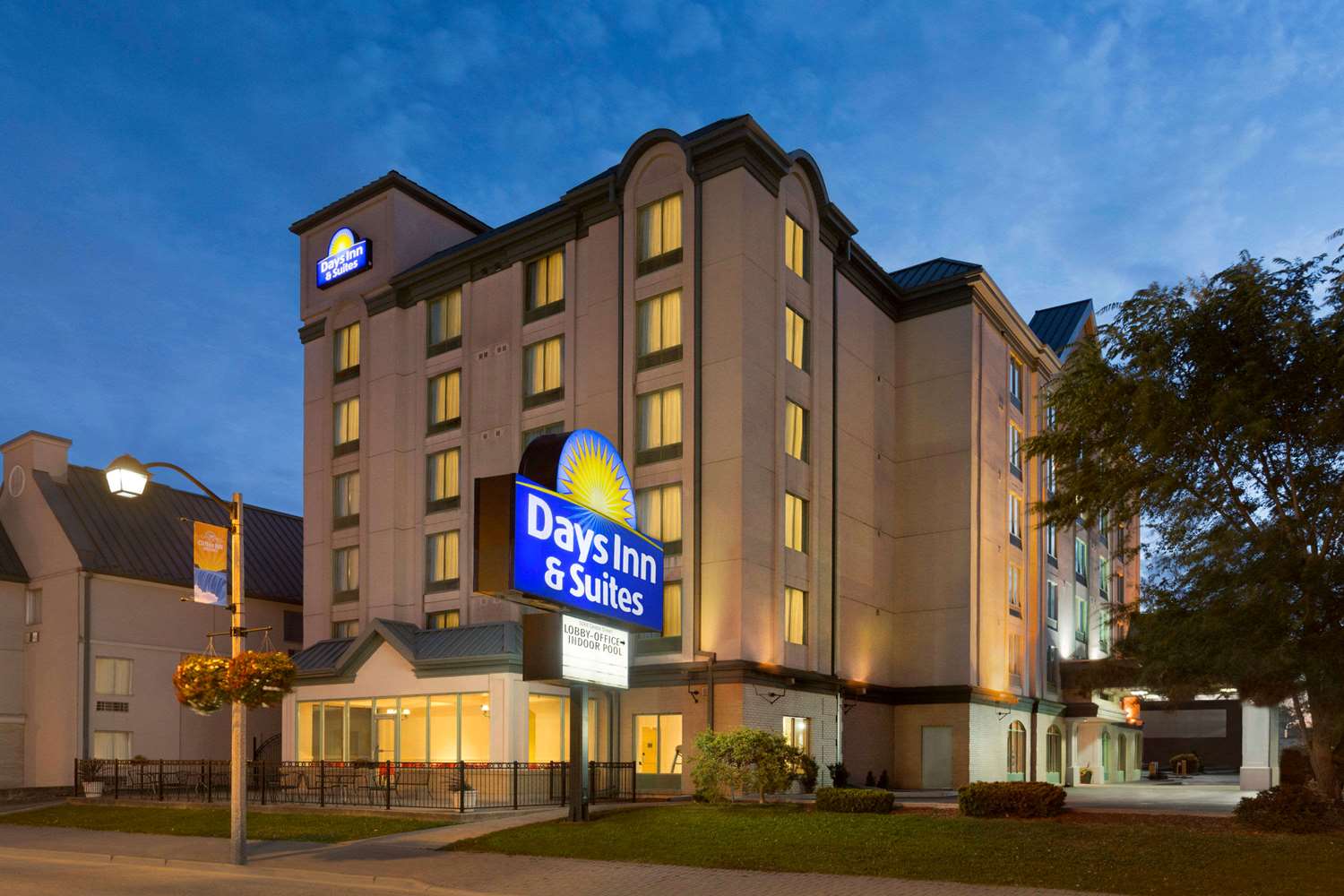 Days Inn & Suites by Wyndham Niagara Falls Centre St. By the Falls 1/11