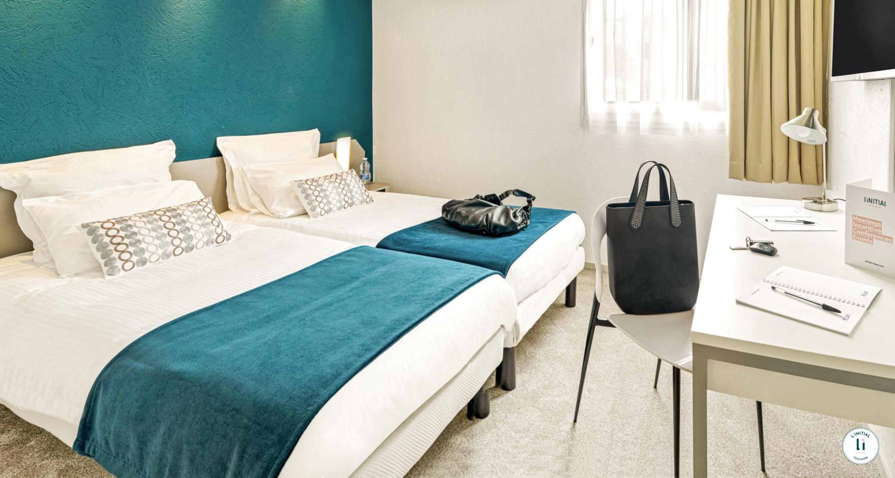 ROOM, TWIN BEDS