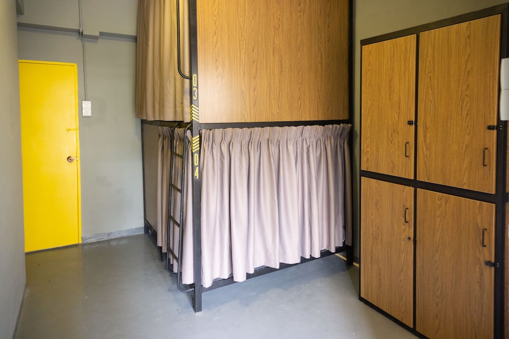 Traveller Bunker Hostel 16/45