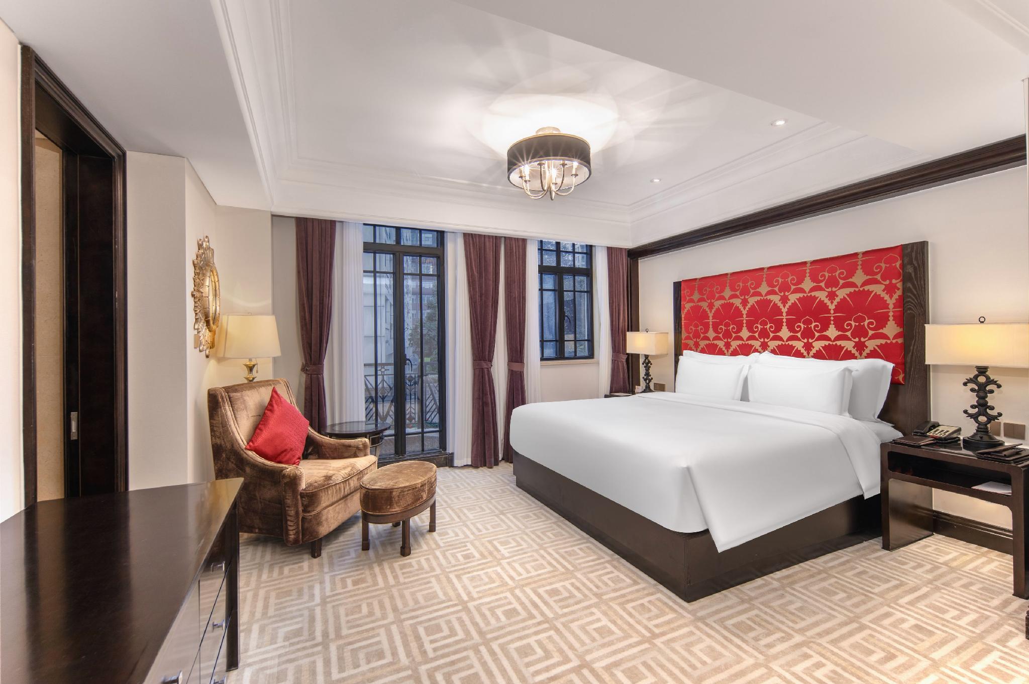 MODERN BALCONY KING ROOM